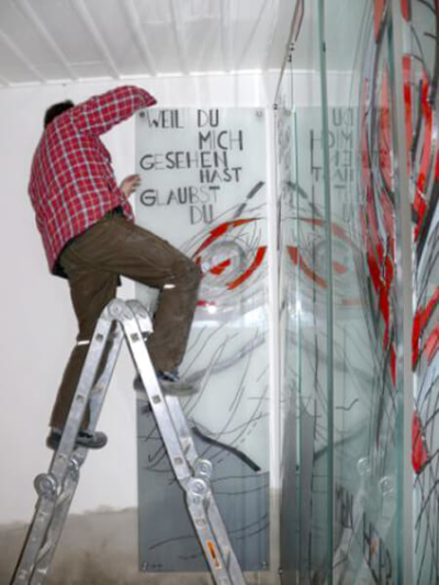 Glasmalerei Sattler, Herr Engel auf der Leiter beim montieren der Glaskunst