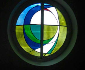 Fenstergestaltung Kapelle, Entwurf: Franz Höchstötter, Ausführung: Glasmalerei Sattler