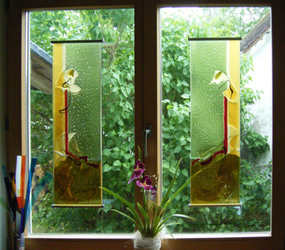 Glasmalerei Sattler - Vorhängescheiben für Fenster aus Glas in den Farben Ocker und Rot
