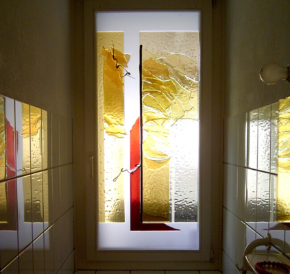 Badfenster aus Glas in gelb, weiß und rot