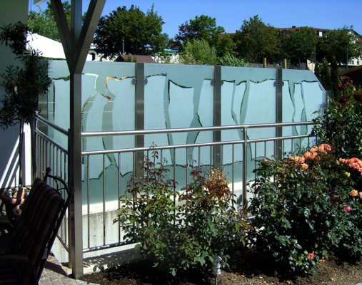 Glasmalerei Sattler - Glaszaun über die Ecke, individuell gestaltet mit beidseitiger Sandstrahlung, Glas, Stahl