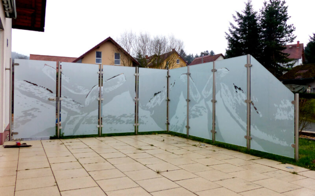 Glasmalerei Sattler - Terassenabtrennung / Windschutz, individuell gestaltet, beidseitige Sandmattierung
