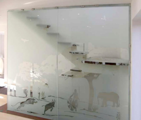 Glasmalerei Sattler - individuelle Glastrennwand mit Motiv, Tiere und Landschaft, sandmattiert