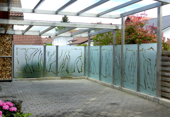 Glasmalerei Sattler - Carportabtrennung aus Glas, individuell gestaltet, Sandstrahlung