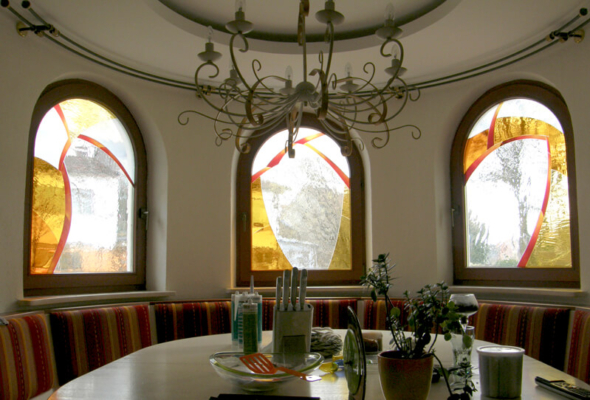 Wohnzimmerfenster aus buntem Glas