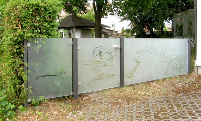 Glasmalerei Sattler - Zaun aus Glas mit Tür, Sandstrahlung