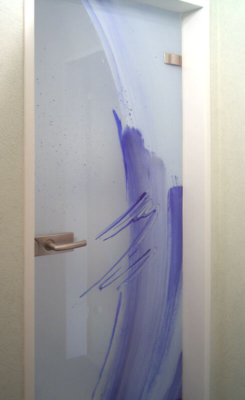 Glasmalerei Sattler - individuell gestaltete Glastür, bemalt in blau und weiß
