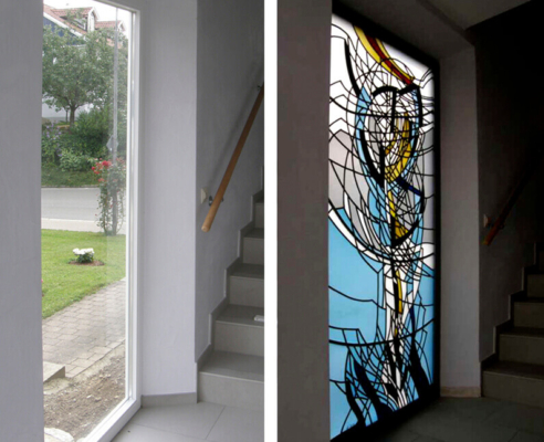 Glasmalerei Sattler - Gestaltetes Treppenhausfenster aus Glas, Stilrichtung modern, vorher und nachher zu sehen