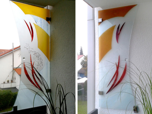 Sichtschutz aus Glas auf dem Balkon, klappbar, Sandstrahlung mit farbiger Glaslaminierung, Entwurf und Ausführung: Glasmalerei Sattler