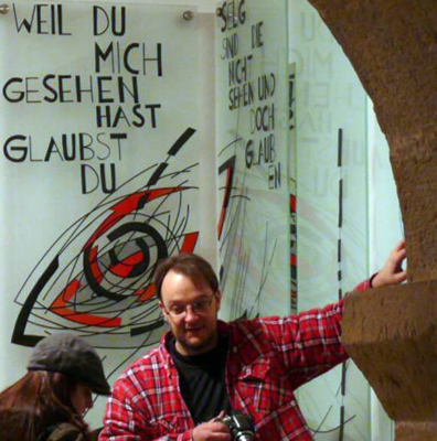 Glasmalerei Sattler - Bernd Engel beim Montieren von Gestaltungen