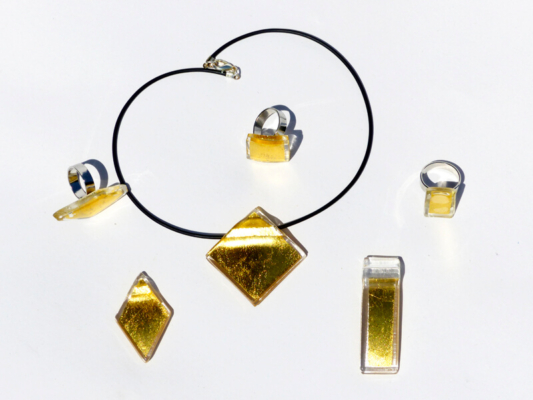 Glasmalerei Sattler - Glasschmuckkollektion mit Blattgoldeinlage, Glasringe und Anhänger Kollektion von Glasschmuck mit Blattgoldeinlage, Ringe aus Glas und Anhänger