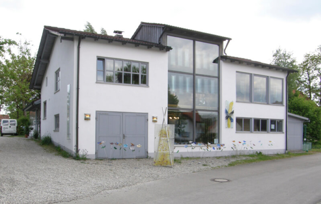 Glasmalerei Sattler - Ateliergebäude im Buchenwerg 2, Scheuring von außen
