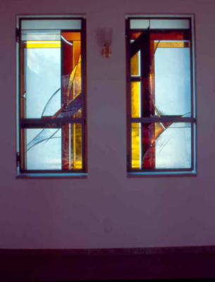 Friedhofskapelle Unterthingau “Alfa und Omega”, Entwurf: Anita Rist-Geiger, Ausführung: Glasmalerei Sattler