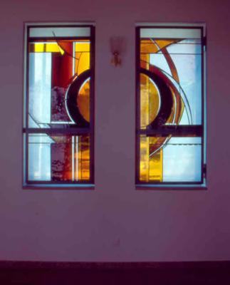 Friedhofskapelle Unterthingau “Alfa und Omega”, Entwurf: Anita Rist-Geiger, Ausführung: Glasmalerei Sattler
