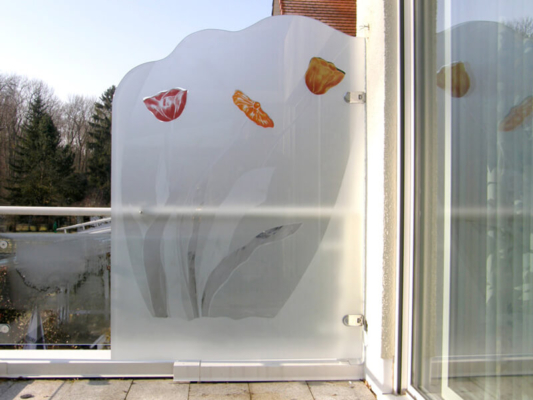 Sichtschutz aus Glas auf dem Balkon, Sandstrahlung mit farbiger Glaslaminierung, Entwurf und Ausführung: Glasmalerei Sattler