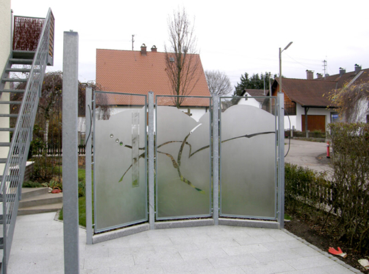 Glasmalerei Sattler - Sichtschutz aus Glas, 3-teilig, individuell gestaltet, Sandstrahlung