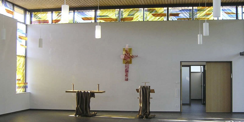 Fenstergestaltung in der Aussegnungshalle in Linsenhofen, Entwurf: Kurtfritz Handel, Ausführung: Glasmalerei Sattler