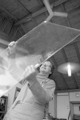 Glasmalerei Sattler - Bernd Engel beim prüfen von Glasscheiben