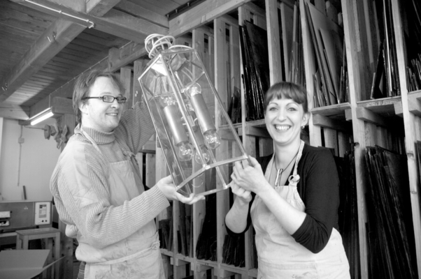 Glasmalerei Sattler - Bernd Engel und Katrin Engel-Meyer mit einer in Handarbeit gefertigten Pendelleuchte