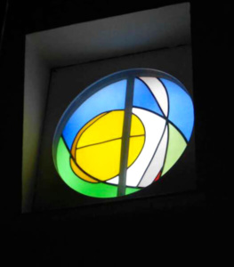 Fenstergestaltung Kirche, Entwurf: Franz Höchstötter, Ausführung: Glasmalerei Sattler