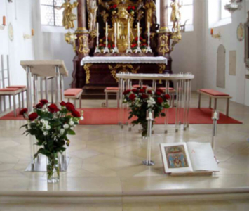 Glasaltar, Entwurf: Franz Höchstötter, Ausführung: Glasmalerei Sattler
