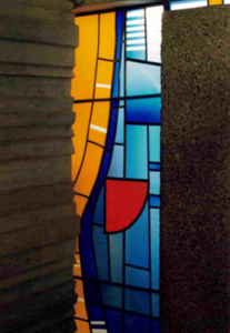 Glasfenster, Entwurf: Franz Höchstötter, Ausführung: Glasmalerei Sattler