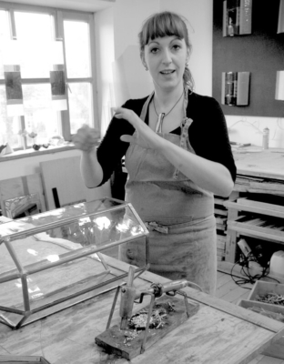 Glasmalerei Sattler - Katrin Engel-Meyer bei der Leuchtenproduktion
