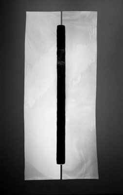 Glasmalerei Sattler - Moderne Glasleuchten - Die Vier, mundgeblasene Glasscheibe weiß mit geschmiedeten Metall als Halterung, lange rechteckige Form, Wandlampe Glasmalerei Sattler - Moderne Glasleuchten - Die Vier, mundgeblasene Glasscheibe in weiß mit geschmiedeten Metall als Halter, lange rechteckige Form, Wandlampe