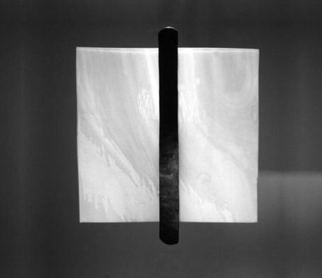 Glasmalerei Sattler - Moderne Glasleuchten - Die Vier, mundgeblasene Glasscheibe weiß mit geschmiedeten Metall als Halterung, längliche Form, Wandlampe Glasmalerei Sattler - Moderne Glasleuchten - Die Vier, mundgeblasene Glasscheibe weiß mit geschmiedeten Metall als Halterung, längliche Form, Wandlampe